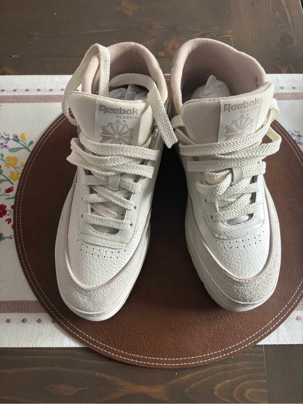 Low-Top Sneakers in Off-White/Cream